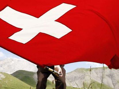 Una bandera suiza en Engstligenalp, cerca de Adelboden.
