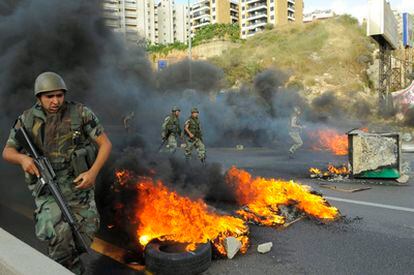 Soldados libaneses entre las llamas encendidas en la autopista de Beirut por seguidores del ministro dimisionario, el druso Talal Arslan.