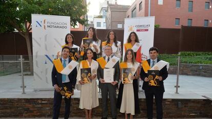 Alumnos de la primera promoción del diploma con las bandas de ICADE.