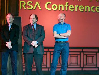 Ronald L. Rivest, Adi Shamir y  Leonard M. Adleman, creadores del algoritmo RSA, en el escenario de la Conferencia RSA sobre seguridad de la información.