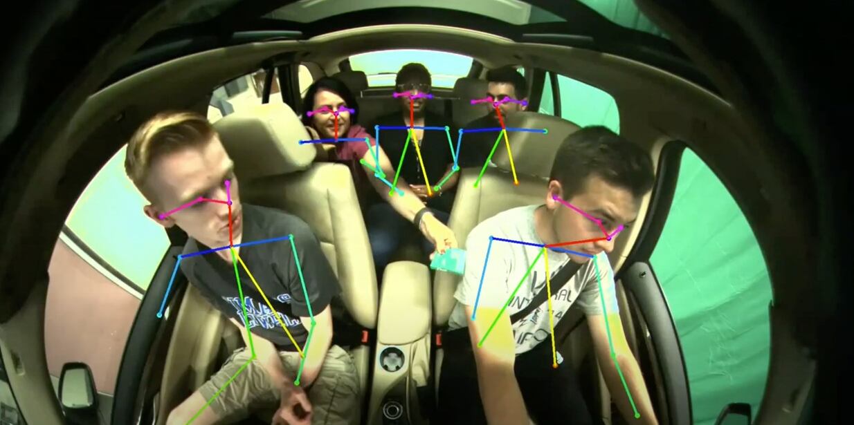 Imagen sacada de un vídeo de Affectiva en el que se aprecia cómo detecta el sistema la disposición de los ojos y los puntos clave del cuerpo del conductor y los pasajeros del vehículo.