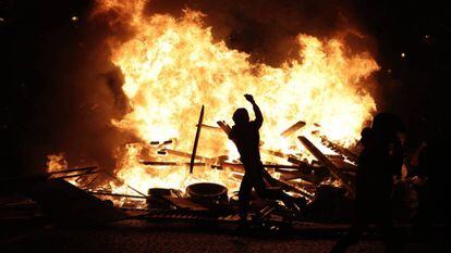 Un policía antidisturbio carga contra los manifestantes en París.
