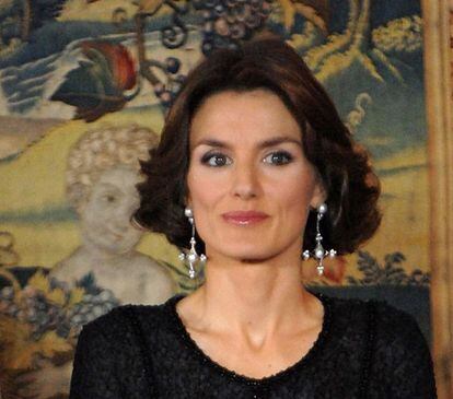 Doña Letizia ya ha llevado el pelo más corto y oscuro de lo habitual en ella. Aquí la vemos en 2008 durante el 70º cumpleaños del rey Juan Carlos.