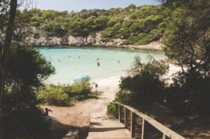 Pasarela de acceso a la cala de Macarella, en Menorca.