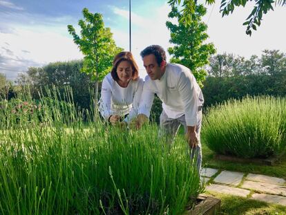 Angelines Gómez y Fernando Sáenz en su huerto de su obrador en Viana