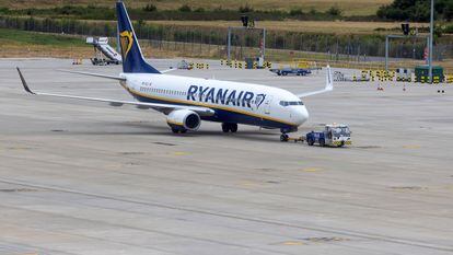 Un avión de Ryanair en el aeropuerto de Manchester.