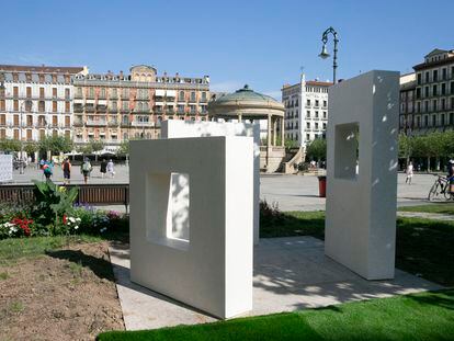 La escultura 1423, situada en la Plaza del Castillo (Pamplona).