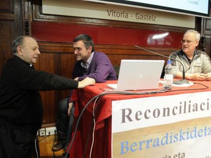Monse&ntilde;or Uriarte dialoga con Jonan Fern&aacute;ndez, portavoz de Baketiten, este viernes en Vitoria.