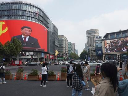 Una pantalla en las calles de Hangzhou, provincia de Zhejiang, muestra al presidente de China, Xi Jinping, este domingo.