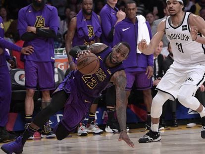 LeBron James resbala en una de las últimas jugadas del Lakers-Nets.