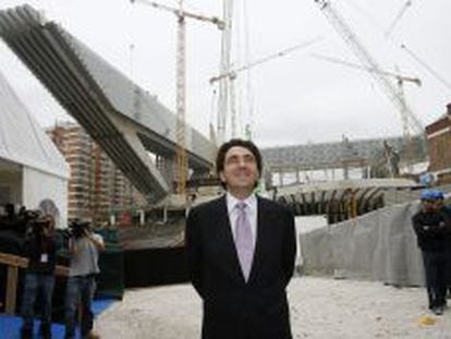 Fotografía de archivo del arquitecto Santiago Calatrava junto a la obra del Palacio de Exposiciones y Congresos de Oviedo.