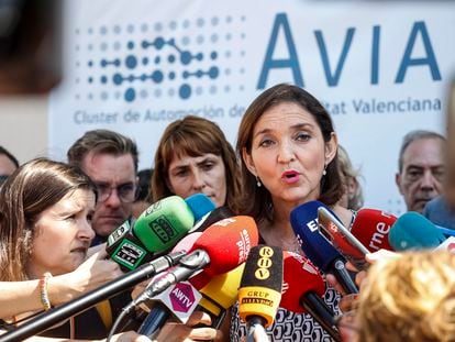 La ministra de Industria, Comercio y Turismo, Reyes Maroto, atiene a los medios tras una reunión con el Clúster de Automoción de Valencia.
