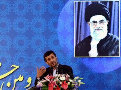 Ahmadineyad habla bajo un retrato del líder supremo, Alí Jameneí, durante un acto en Teherán.