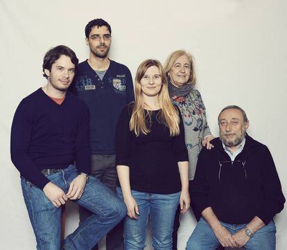 Xavi, Héctor, Gloria, María Dolores y Carlos, integrantes de la asociación de personas de alto cociente intelectual Mensa, retratados en Barcelona.