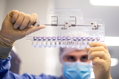 Un técnico observa viales de la vacuna de Pfizer-BioNTech contra la covid en las instalaciones de la empresa en Puurs, Bélgica.