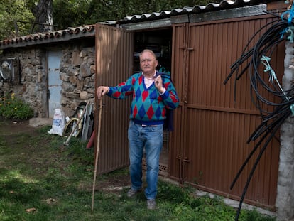 José, vecino de Horcajo de la sierra, en su huerto.