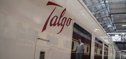 Tren Talgo en una estaci&oacute;n de Bombay (India)