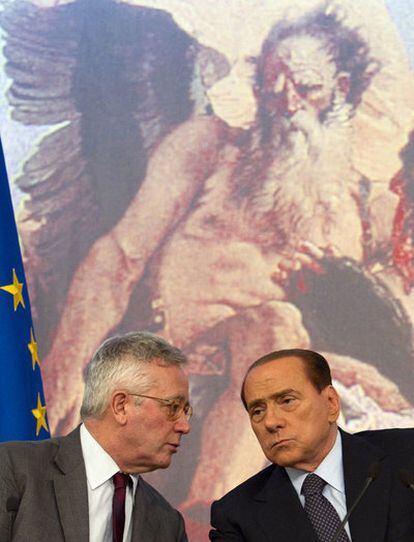 El ministro de Economía italiano, Giulio Tremonti (izquierda), y el primer ministro, Silvio Berlusconi, comparecen ante los medios en el Palacio Chigi de Roma, sede del Gobierno.