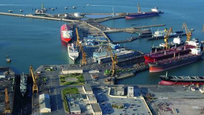 Astillero de Navantia en la bahia de Cádiz.