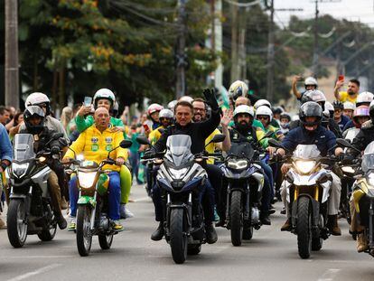 El presidente Jair Bolsonaro, durante un recorrido en moto este domingo.