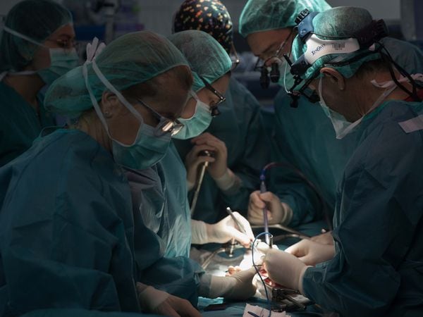 Dvd931(11/01/19)Intervención quirurgica del doctor Manuel López Santamaría acompañado de su equipo en el Hospital Universitario La Paz , Madrid Foto: Víctor Sainz