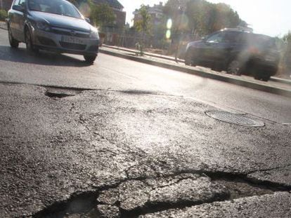 Un coche sufre los desperfectos de la avenida Principe de Asturias
