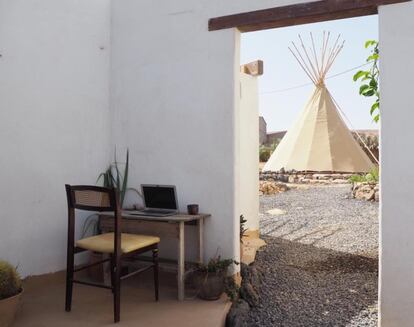 Un camping que parece recién salido de una película del Oeste, pero ubicado en Canarias. Aunque la postal recuerde a épocas pasadas, el alojamiento cuenta con todas las comodidades de esta era: aparcamiento privado, wifi gratuito y desayuno continental servido cada mañana. https://casa-la-paz-teepee-barranco-tindaya.hotelmix.es