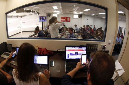 Periodistas trabajan dentro de la sede del PSOE durante el seguimiento de la jornada de elecciones primarias para la Secretaría General en el partido.