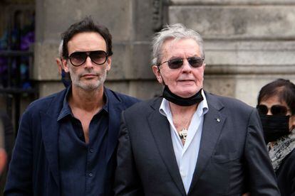 Anthony Delon y su padre Alain Delon asisten al funeral de Jean-Paul Belmondo en 2021.