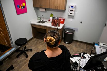 Si bien el Estado de Florida ha reducido su ventana para abortos a la semana 15 de embarazo (anteriormente era la semana 24), las leyes de la entidad todavía se encuentran entre las más permisivas en el sureste de Estados Unidos. En la imagen, Jasmine, una paciente de 23 años, espera para hacerse un aborto en una clínica de abortos de la organización Planned Parenthood en West Palm Beach, Florida, el 14 de julio de 2022.