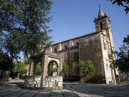 La iglesia de San Juan Bautista en Linares de la Sierra, en la provincia de Huelva.