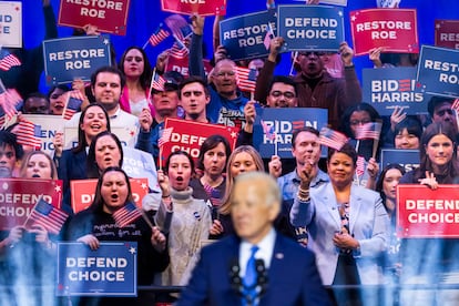 Seguidores del presidente Joe Biden, durante su discurso en Manassas, Virginia.