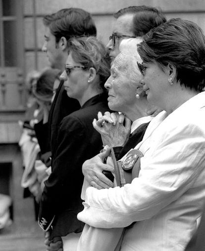 Familiares de los militares asesinados por ETA con un coche bomba al paso de una furgoneta del Ejército en Madrid, en el funeral el 22 de junio de 1993. José Manuel Calvo Alonso, Pedro Robles López, José Alberto Carretero Sogel, Javier Baró Díaz de Figueroa, Juan Romero Álvarez, Fidel Dávila Garijo y Domingo Olivo Esparza fueron asesinados en la confluencia de las calles López de Hoyos y Joaquín Costa y 25 heridos, entre ellos tres niños que iban al colegio. Una hora después ETA hacía estallar otra bomba en la calle de Serrano hiriendo a otras tres personas