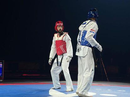Raúl Martínez (de rojo) contra el croata Ivan Sapina en la final de -87kg del Europeo de taekwondo. (RFET)
