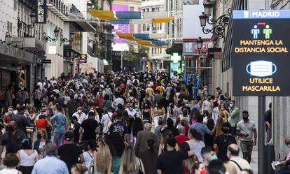 Multitud en la calle Preciados de Madrid, en junio.