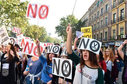 Miles de estudiantes durante la manifestación contra las reválidas por las calles de Madrid.