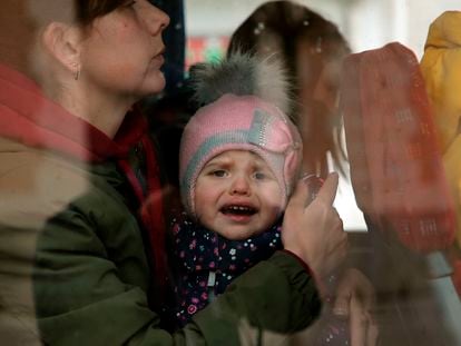 Mujeres refugiadas ucranias con sus hijos al llegar a Francia, el 9 de marzo.