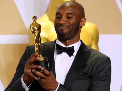 Kobe Bryant con el Oscar a Mejor corto de animación.