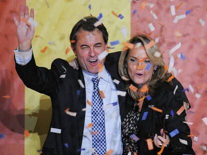Artur Mas, junto a su mujer, celebra la victoria electoral de CiU, con 62 diputados, en las elecciones catalanas.