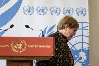 La Alta Comisionada de las Naciones Unidas para los Derechos Humanos, Michelle Bachelet, se retira luego de hablar ante la prensa en la apertura de la 50ª sesión del Consejo de Derechos Humanos de la ONU, en Ginebra el 13 de junio de 2022.