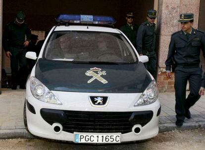 Vehículo policial en el que el actual alcalde, Juan Cano, fue conducido ayer del juzgado a prisión imputado por el asesinato de su antecesor, Alejandro Ponsada.