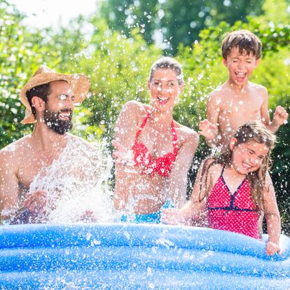 Las piscinas hinchables se pueden convertir en un lugar de divertimento para toda la familia. GETTY IMAGES