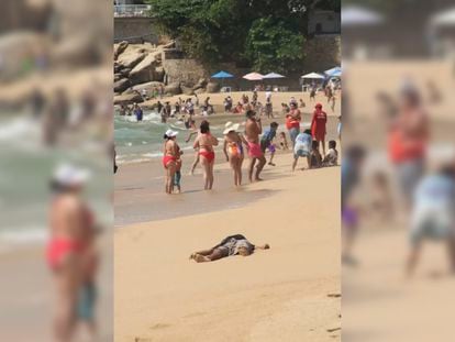 Uno de los cuerpos encontrado sobre la playa de Acapulco.