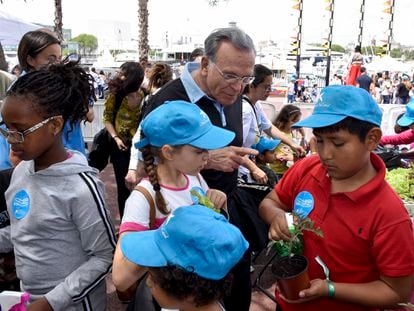 Isidro Fainé, presidente de la ”la Caixa”, hablando con niños del programa CaixaProInfancia.