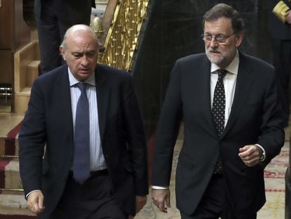 El ministro del Interior en funciones, Jorge Fernández Díaz (izquierda) y el presidente del Gobierno en funciones, Mariano Rajoy, en un pleno del Congreso, en octubre de 2016.