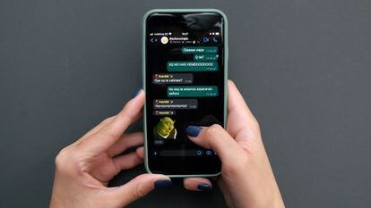 Una usuaria utiliza el servicio de mensajería WhatsApp en su móvil.