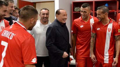 Silvio Berlusconi, en el vestuario de los jugadores del Monza en 2020.