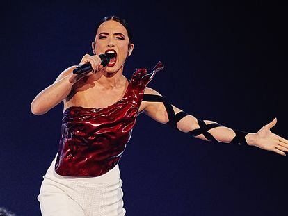 Blanca Paloma, durante su actuación en la final de Eurovisión en Liverpool.