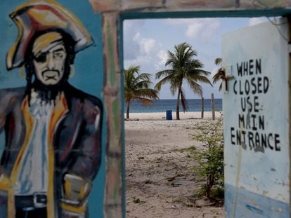 El dibujo de un pirata adorna una pared junto a una playa en Bridgetown, Barbados.