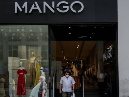 Un hombre sale de una tienda Mango, en junio de 2020.